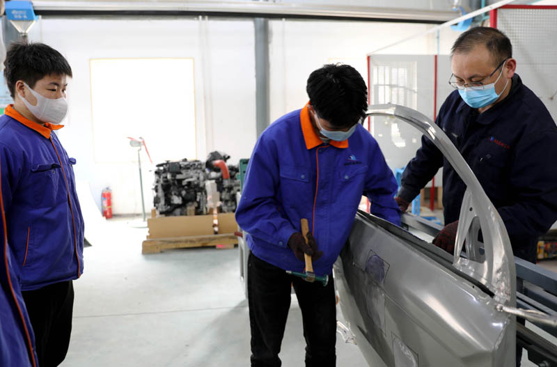 汽修专业学生钣金实训