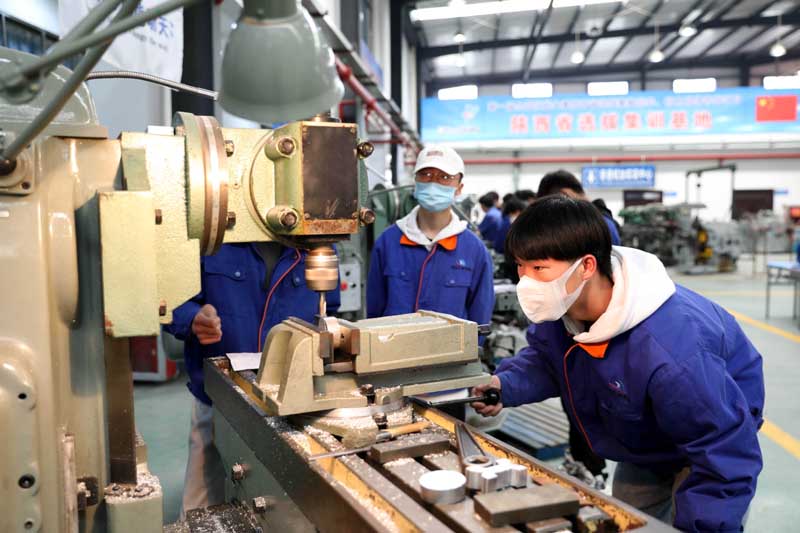 机械专业学生铣工实训